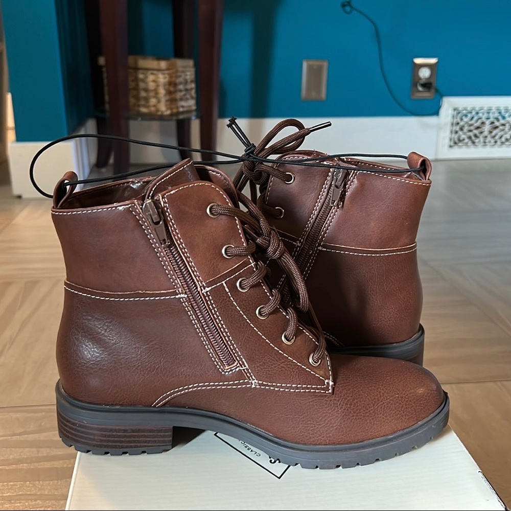 Women’s Side 8 Boots St. John’s Bay Memory Foam size 8